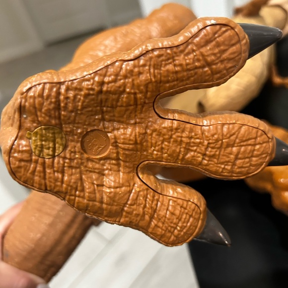 Jurassic World Super Colossal Tyrannosaurus Rex 42" T-Rex - Picture 5 of 6